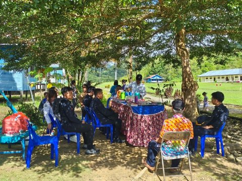 Tim verifikasi dengan Pemdes Lung Fala