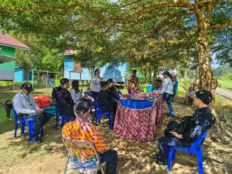 Tim verifikasi dengan Pemdes Lung Fala